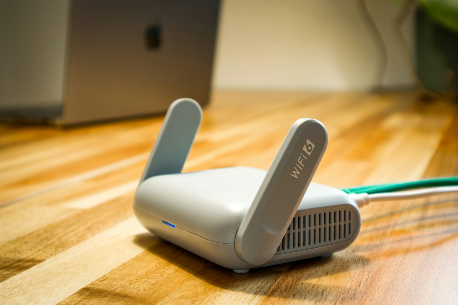 Wifi-router met aangesloten ethernetkabel om IPTV-buffering in België op te lossen
