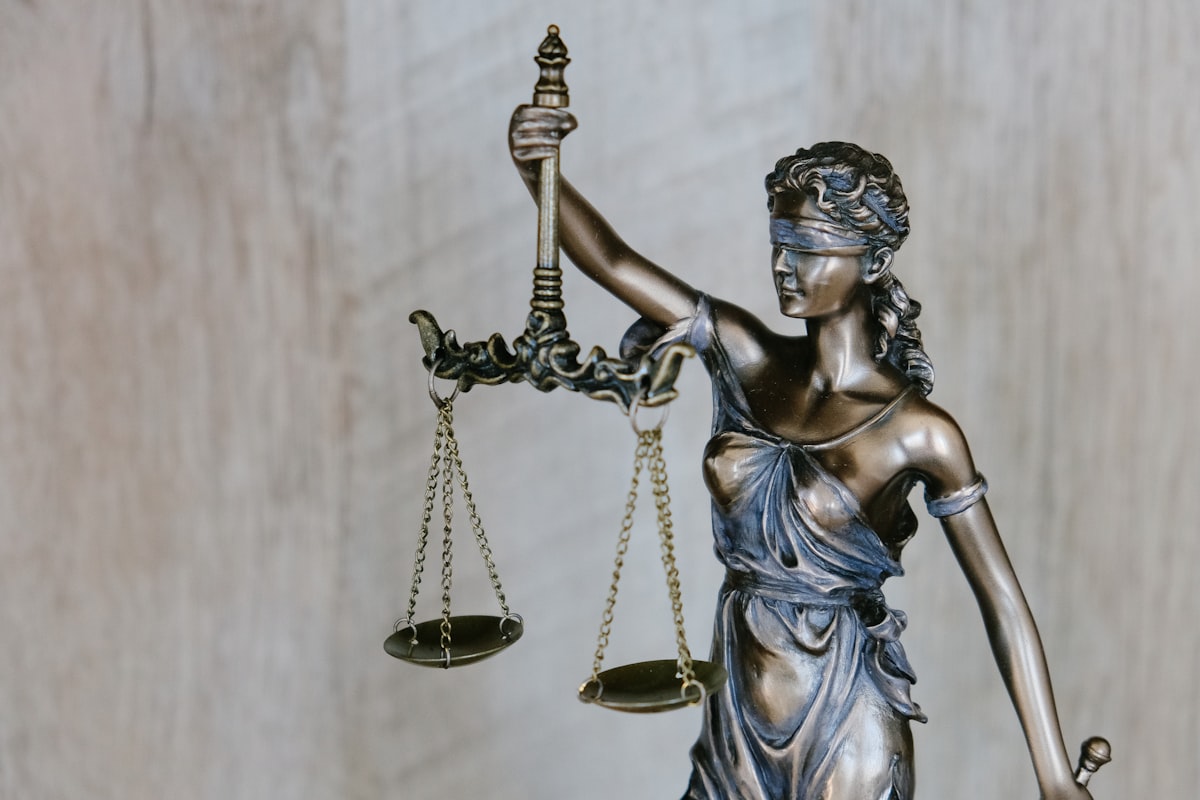 Wetboek en rechtershamer, die de legaliteit van IPTV in België voorstellen