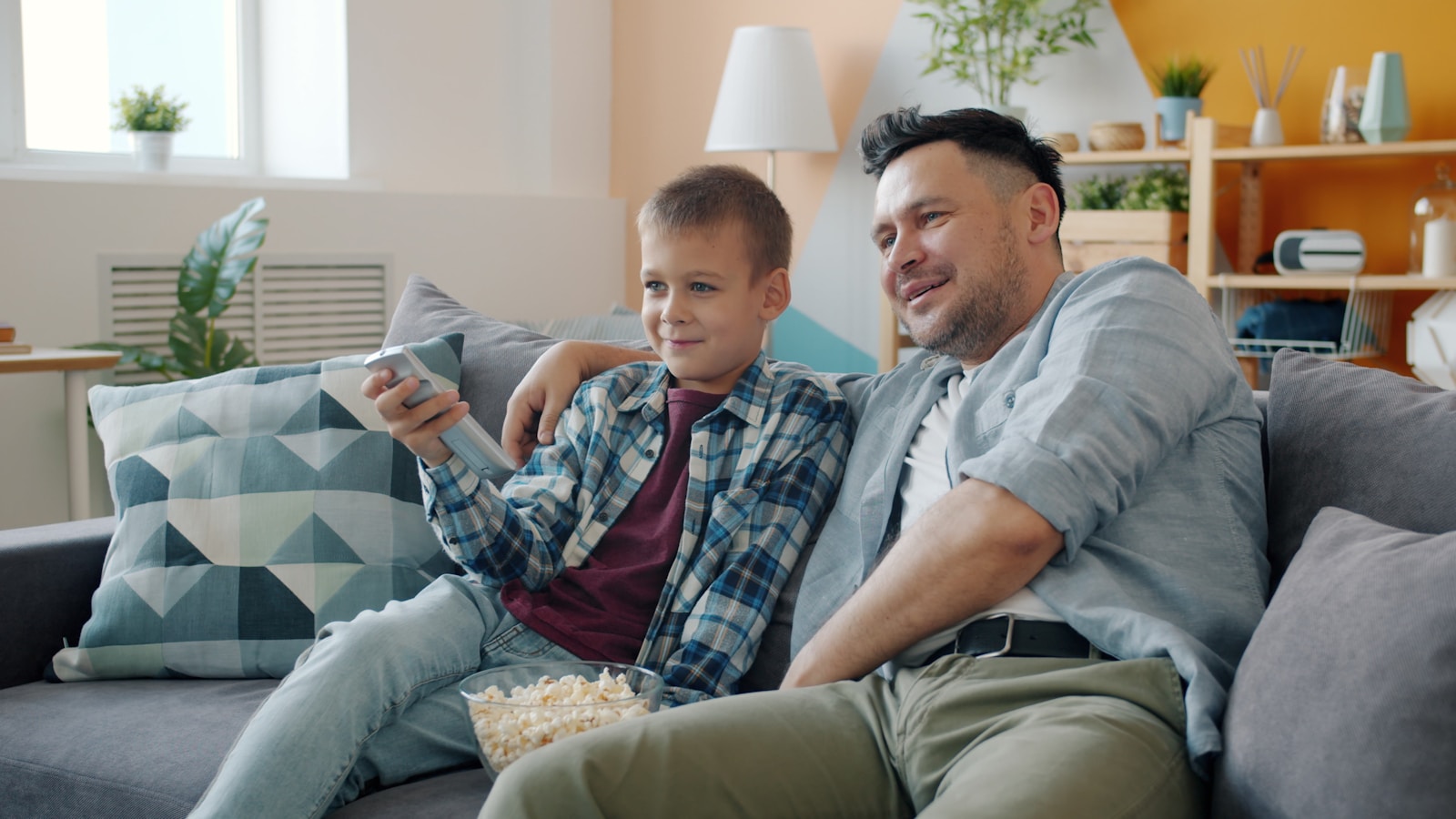 Gezin dat de tv voorbereidt om voetbal te bekijken met IPTV thuis