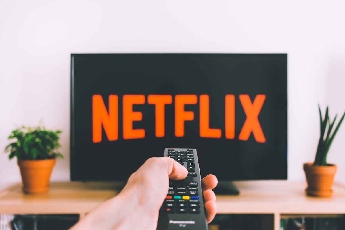 Smart TV aangesloten die streaminginhoud toont, voorbeeld van IPTV in België