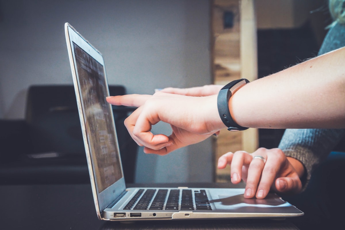 Laptopscherm met code, die het M3U-formaat voor IPTV-lijsten voorstelt