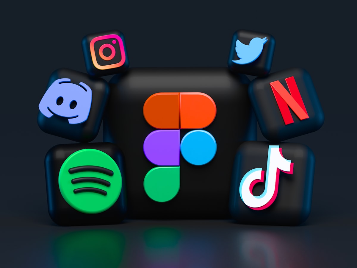 Televisiescherm met een streaming-app-interface die een IPTV-zenderplaylist toont