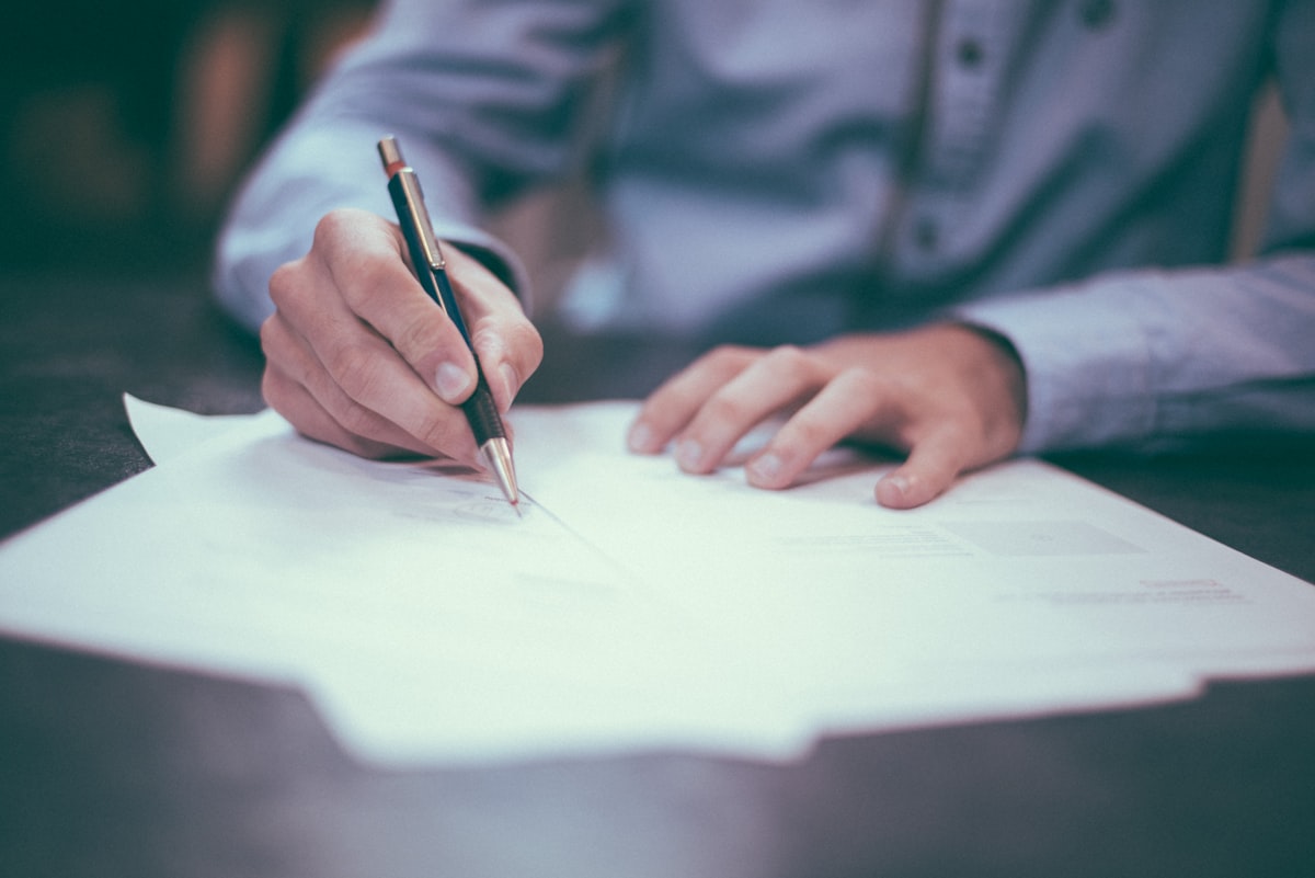 Persoon die een contract en servicevoorwaarden analyseert voor het ondertekenen