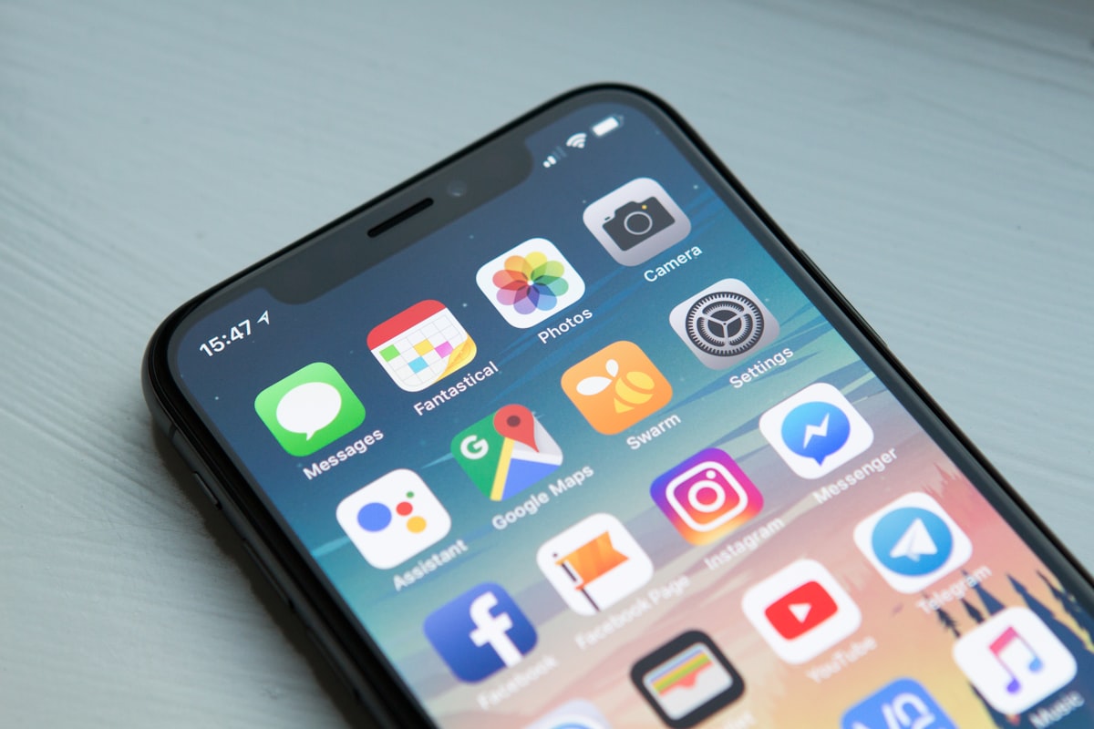 Hand die een smartphone vasthoudt met een streaming-interface