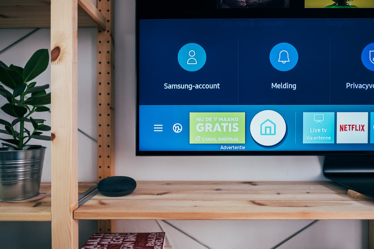 Gezin dat in België televisie kijkt met IPTV op een Smart TV