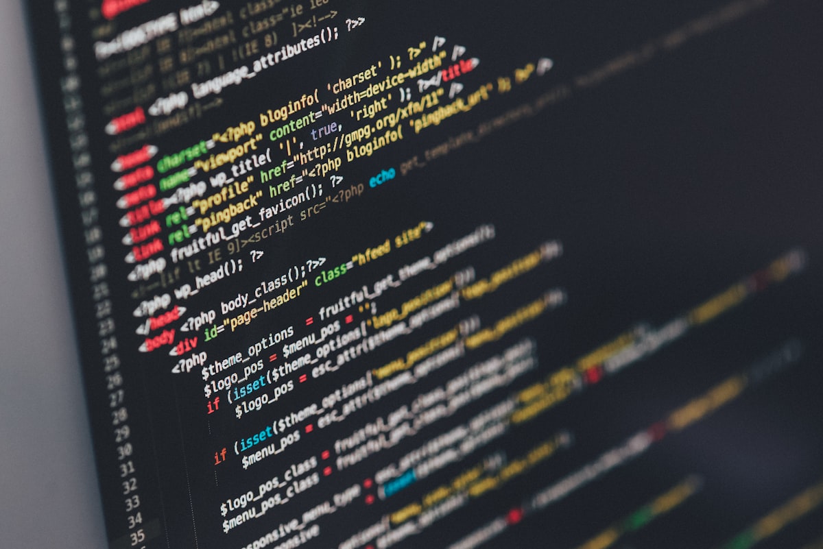 Programmeur die aan code werkt op een laptop